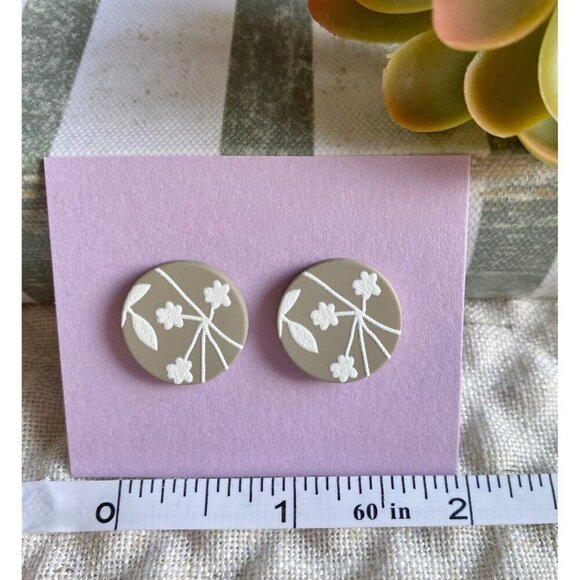New Taupe & White Flower Leaf Circle Retro 80s Style Matte Finish Stud Earrings - Picture 4 of 4